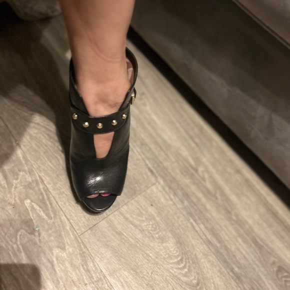 MK high heels, black leather with gold details 6”heels - Picture 7 of 11